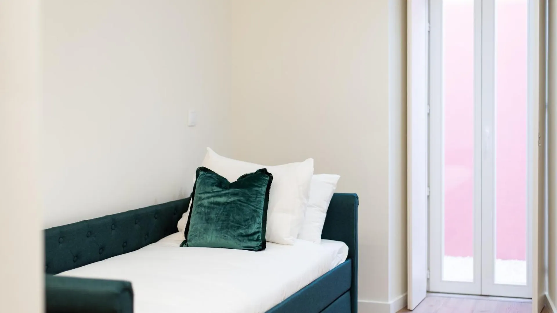 Pardal 15 - Boutique 2 Bed Apartment With Free Parking Nearby Lisbon