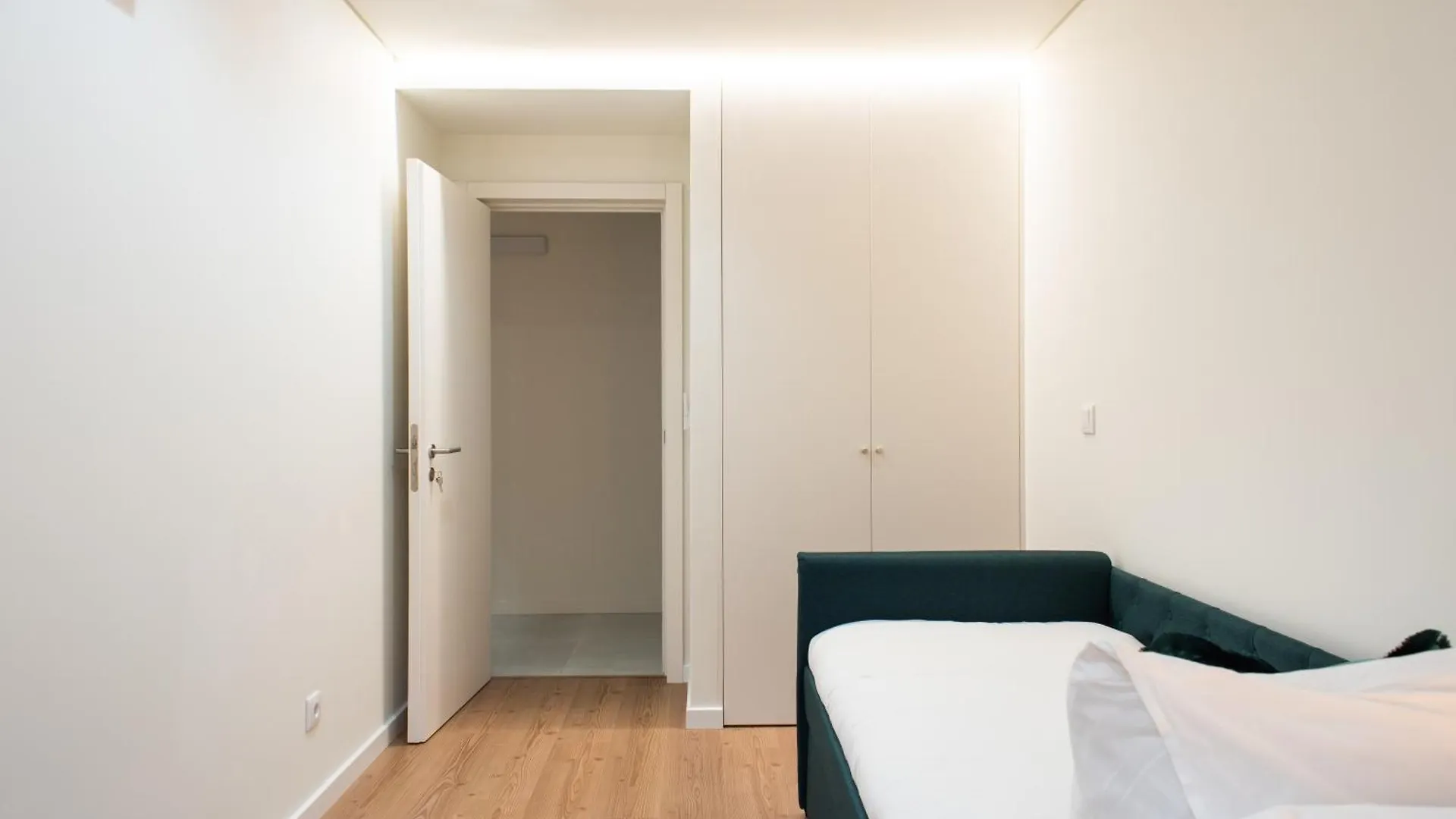 Pardal 15 - Boutique 2 Bed Apartment With Free Parking Nearby Lisbon