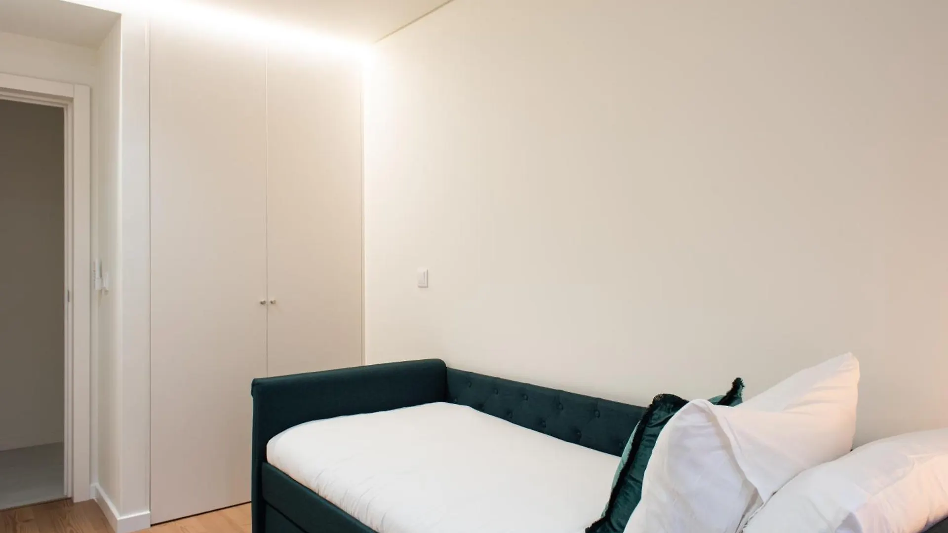 Pardal 15 - Boutique 2 Bed Apartment With Free Parking Nearby Lisbon 0*,  Portugal