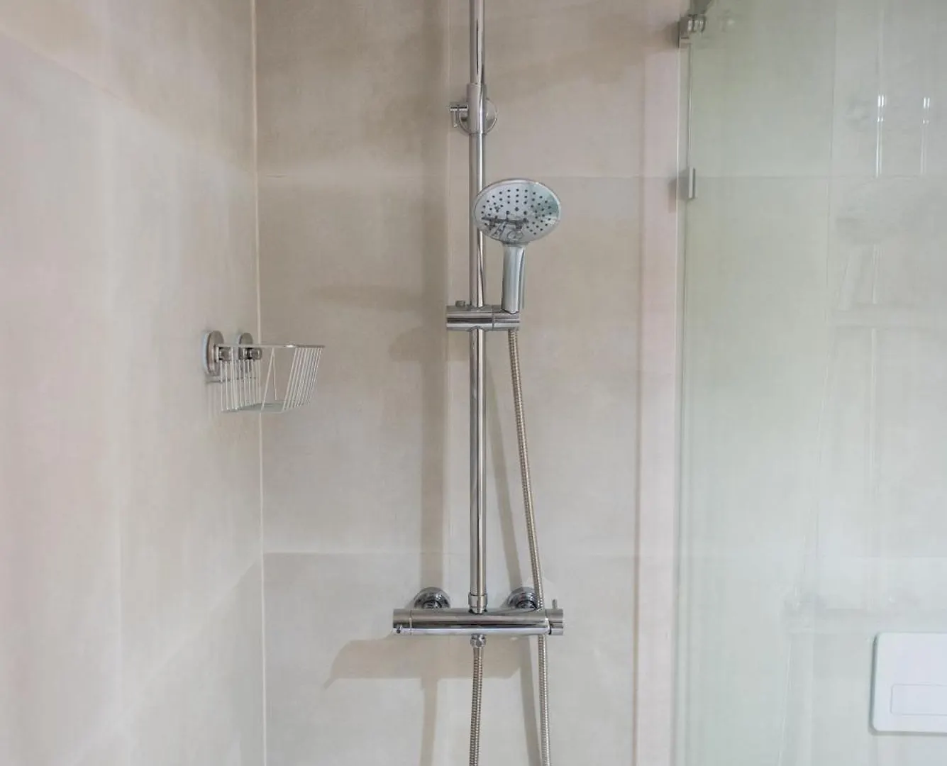 Pardal 15 - Boutique 2 Bed Apartment With Free Parking Nearby Lisbon Portugal